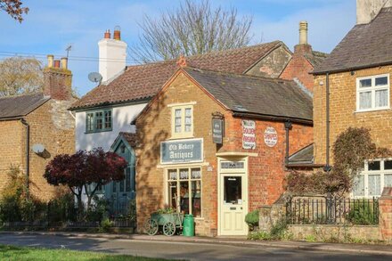 THE PINFOLD, pet friendly, with hot tub in Melton Mowbray