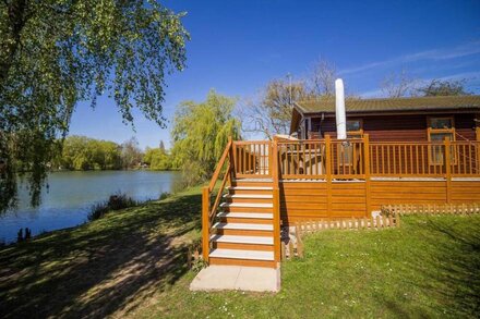 Stunning lodge with free WiFi for hire at Carlton Meres in Suffolk ref 60013M