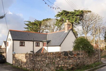 CHERRYBROOK COTTAGE, pet friendly, with open fire in Goldsithney