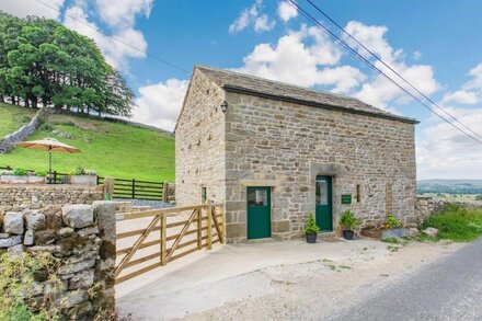 POGLES WOOD COTTAGE, pet friendly, with a garden in Grassington