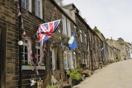 MOOR SKIES, pet friendly, with open fire in Oxenhope