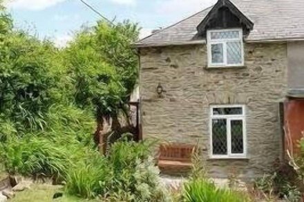 Pet friendly, oak-beamed cottage, log fire, in Dartmoor National Park