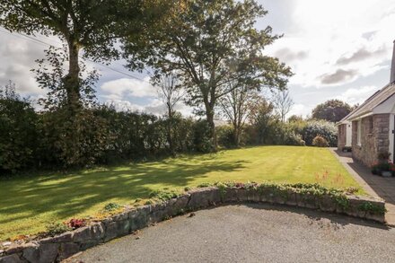 LLAIN BACH, country holiday cottage, with a garden in Llangefni