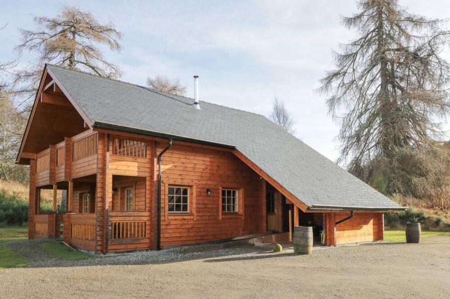 ALLT LODGE, pet friendly, with open fire in Drumnadrochit, Loch Ness