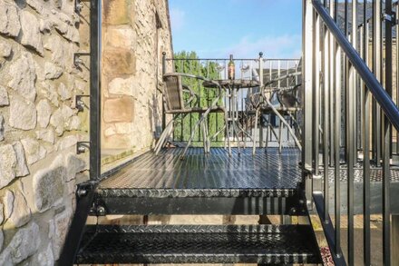 THE LOFT, pet friendly, character holiday cottage in Buxton