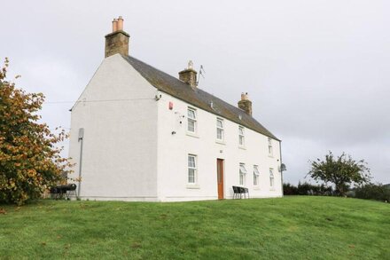 TODLAW FARM HOUSE, pet friendly, with a garden in Jedburgh