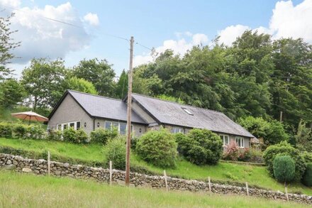 OCHR Y GARTH, family friendly, luxury holiday cottage in Maenan