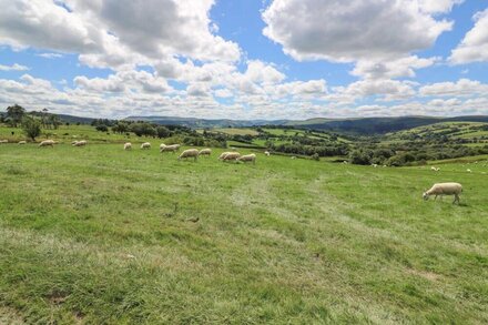 HILLSIDE VIEW, pet friendly, with hot tub in Rhayader