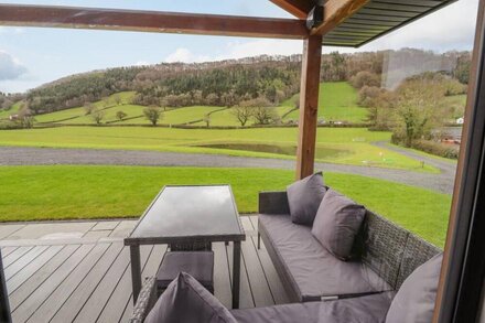 POOL VIEW, family friendly, with hot tub in Meifod, Powys