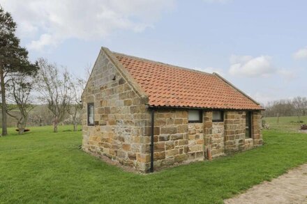 SWALLOW COTTAGE, pet friendly, character holiday cottage in Staithes