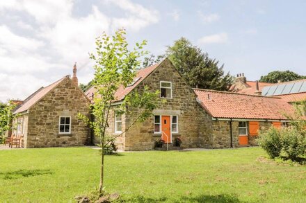 PLUM COTTAGE, pet friendly, with open fire in Guisborough