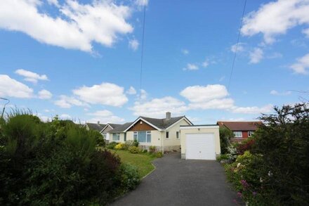 BOURNECOAST: BUNGALOW LOCATED NEAR HENGISTBURY HEAD AND SANDY BEACHES  - HB5830