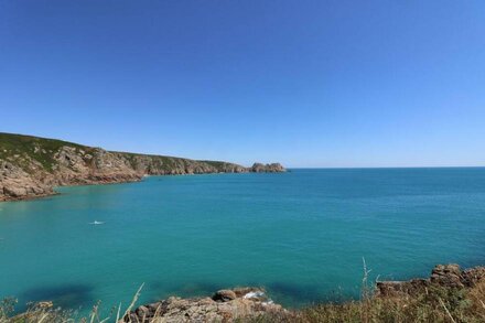 SEA VIEW, romantic, with hot tub in St Buryan