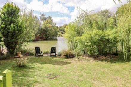 LAKESIDE LODGE RETREAT, pet friendly, with hot tub in Tattershall