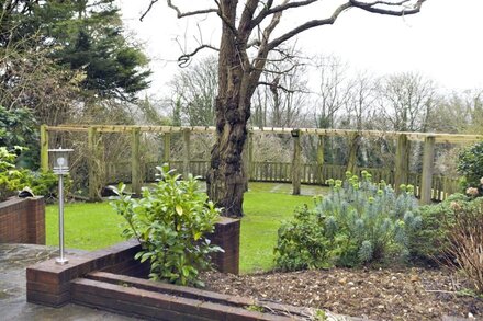 Garden Apartment with Hot Tub and Sauna