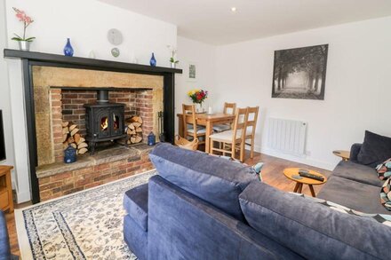 SKOVHAVEN, pet friendly, with open fire in Catton