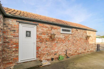 THE COTTAGE AT MANOR FARM, romantic, with a garden in York