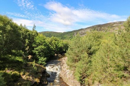 BIRCH, pet friendly, with open fire in Newtonmore