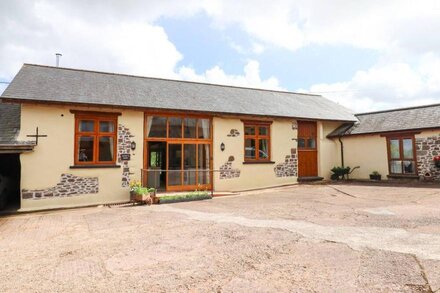 QUOIT X BARN, pet friendly, with open fire in Bampton, Devon