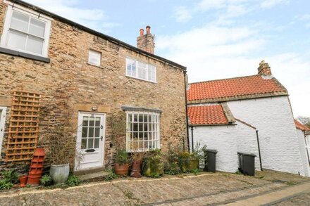 11 TOWER STREET, pet friendly, character holiday cottage in Richmond