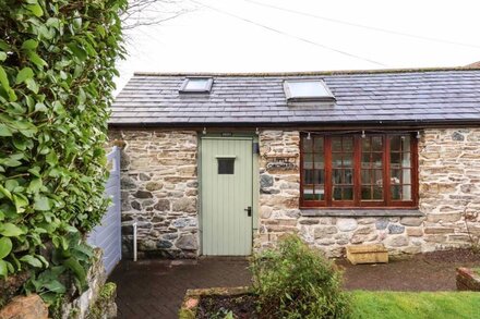 LITTLE ORCHARD BARN, pet friendly, with a garden in St. Austell