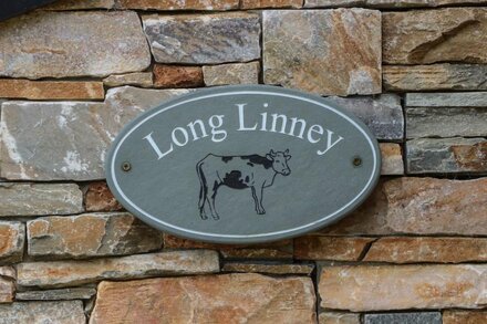 LONG LINNEY, pet friendly, character holiday cottage in Bideford