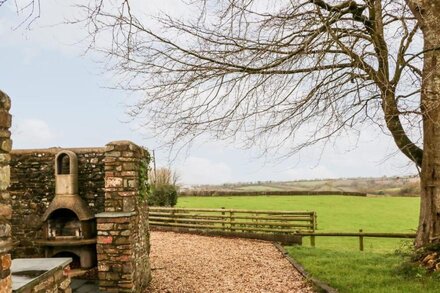 LITTLEHAM COURT COTTAGE, pet friendly, with hot tub in Bideford