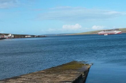 1 Bedroom Waterside Cottage in St Margarets Hope Orkney Sleeps up to 4