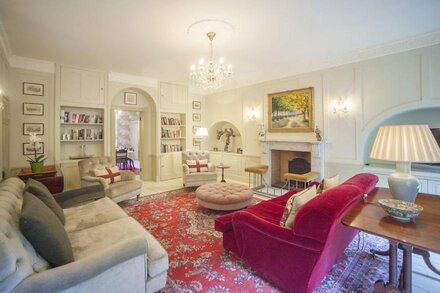 Quintessential English town-house apartment for 6