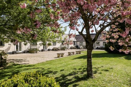 SWALLOW COTTAGE, pet friendly, character holiday cottage in Semley