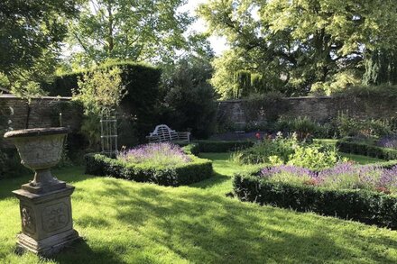 Historic Cotswold House, Secret Garden, Dog Friendly