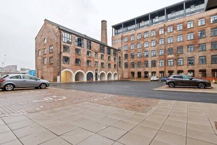 Lovely Riverside 2 Bed Apartment