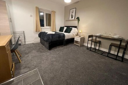 City Centre Studio 1 with Kitchenette, Free Wifi Smart TV with Netflix