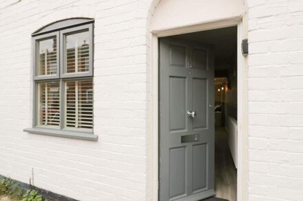 5 BULL STREET, pet friendly, with a garden in Stratford-Upon-Avon