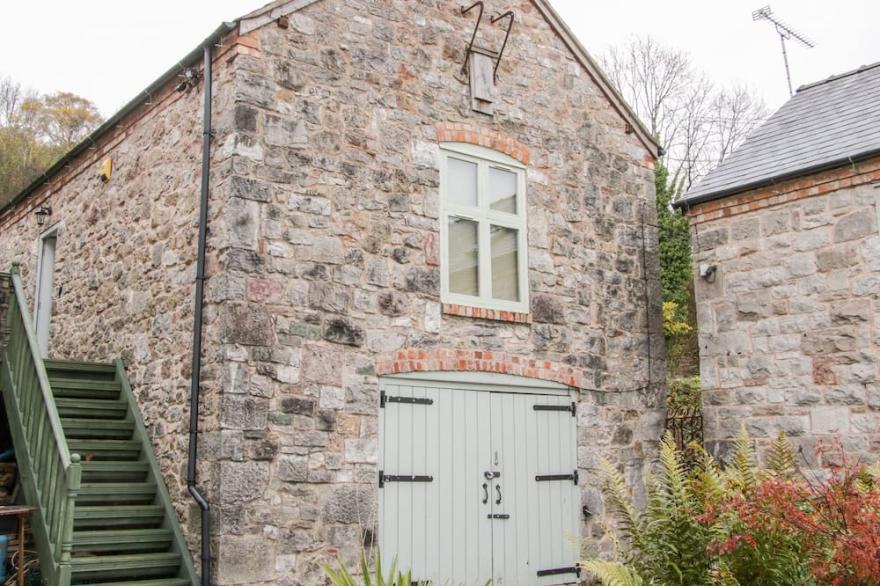 THE HAYLOFT, pet friendly, character holiday cottage in Trefonen