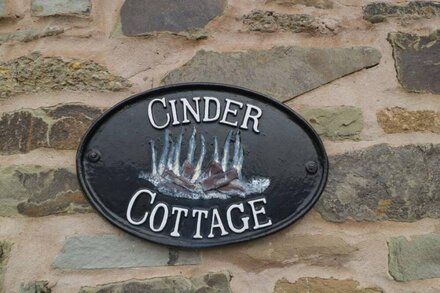 CINDER COTTAGE, romantic, character holiday cottage in Bromyard