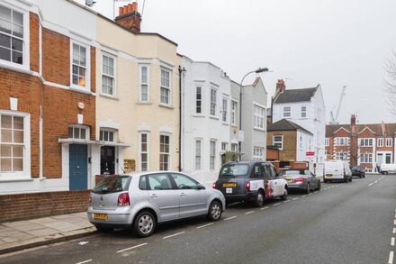 Marvellous 1 bed Fulham Apt, w/ terrace