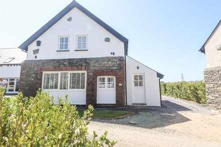 10 CLEIFIOG FAWR, pet friendly, luxury holiday cottage in Valley