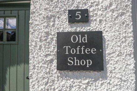 OLD TOFFEE SHOP, character holiday cottage in Ambleside