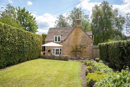 WEIR COTTAGE, family friendly, with open fire in Bourton-On-The-Water