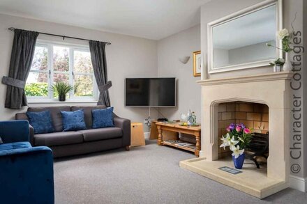 BIRCH HOUSE, pet friendly, with a garden in Stow-On-The-Wold