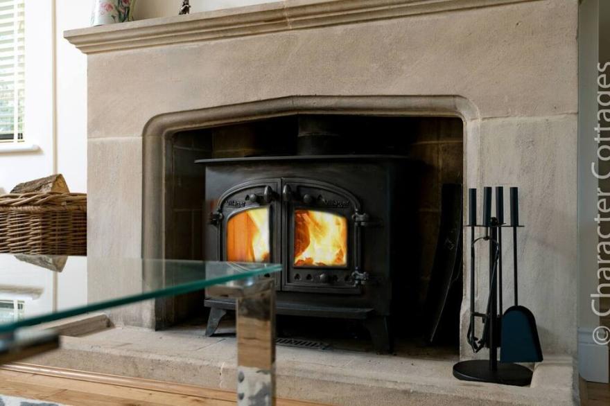 BELL GARDEN, pet friendly, with open fire in Stow-On-The-Wold