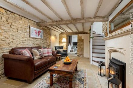 EASTNOR, pet friendly, character holiday cottage in Moreton-In-Marsh