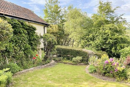 SHEPHERDS COTTAGE, pet friendly, with open fire in Dulverton