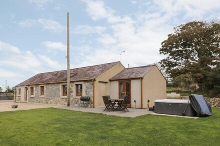 Y BEUDY COTTAGE, family friendly, with hot tub in Clynnog Fawr