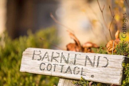 BARN END COTTAGE, pet friendly, with open fire in Chipping Campden