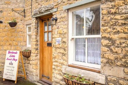 INGLENOOK COTTAGE, pet friendly in Bourton-On-The-Water