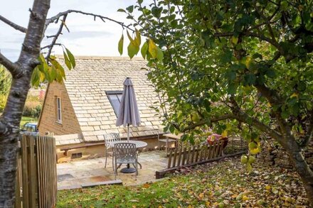 OYSTER BARN, pet friendly, character holiday cottage in Naunton