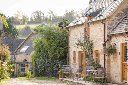 OYSTER BARN, pet friendly, character holiday cottage in Naunton