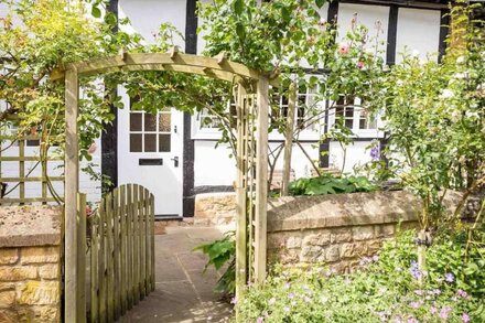 APRIL COTTAGE, pet friendly in Mickleton, Gloucestershire